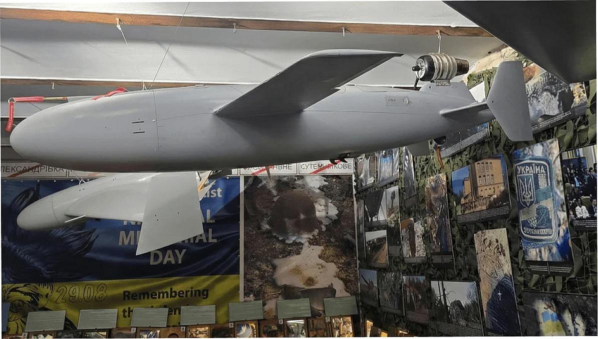 Украина показала крылатую ракету «Барс RS» на выставке в Париже Украина показала крылатую ракету «Барс RS» на выставке в Париже