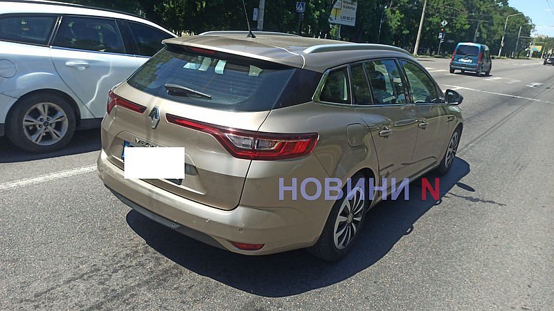 Peugeot «догнал» Renault на проспекте в Николаеве Peugeot «догнал» Renault на проспекте в Николаеве