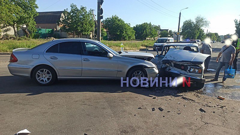В столкновении ВАЗ и Mercedes в Николаеве пострадали 3 человека, в том числе 9-летний ребенок В столкновении ВАЗ и Mercedes в Николаеве пострадали 3 человека, в том числе 9-летний ребенок