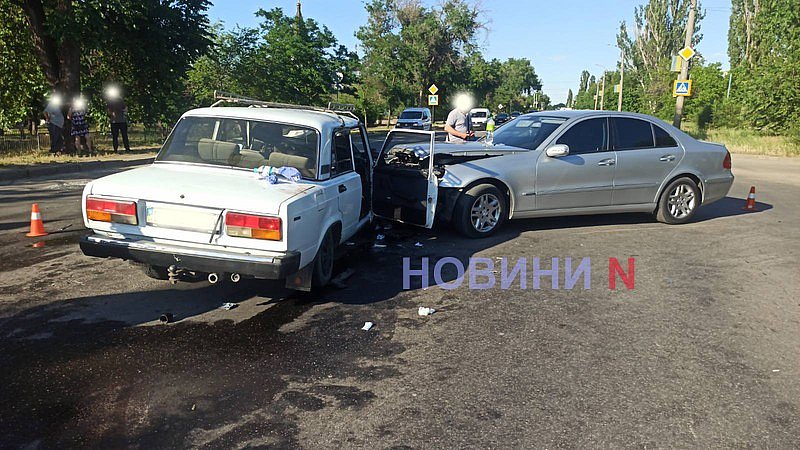 В столкновении ВАЗ и Mercedes в Николаеве пострадали 3 человека, в том числе 9-летний ребенок В столкновении ВАЗ и Mercedes в Николаеве пострадали 3 человека, в том числе 9-летний ребенок