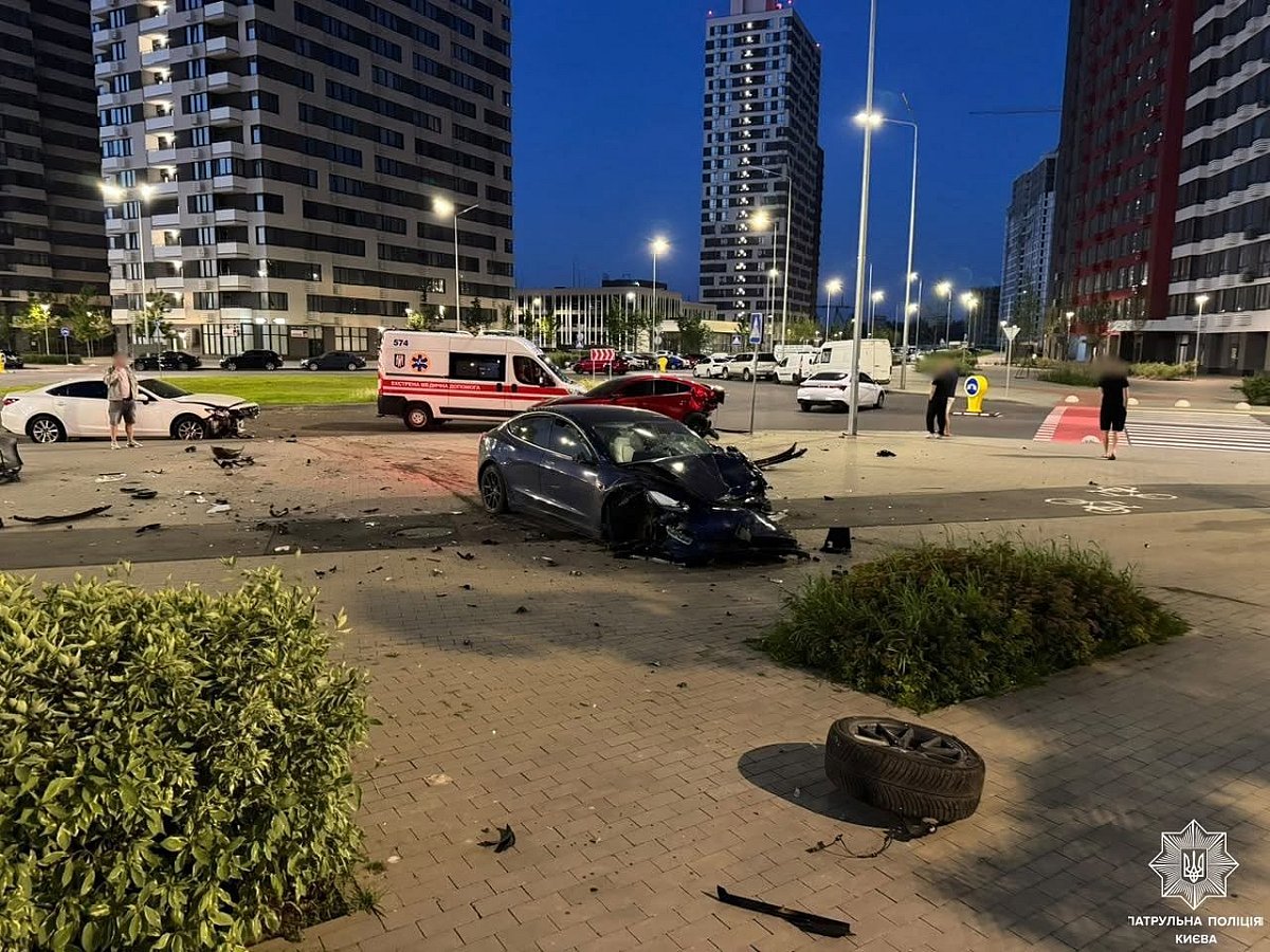 Пьяный подросток на Tesla разбил две припаркованные машины в Киеве Пьяный подросток на Tesla разбил две припаркованные машины в Киеве