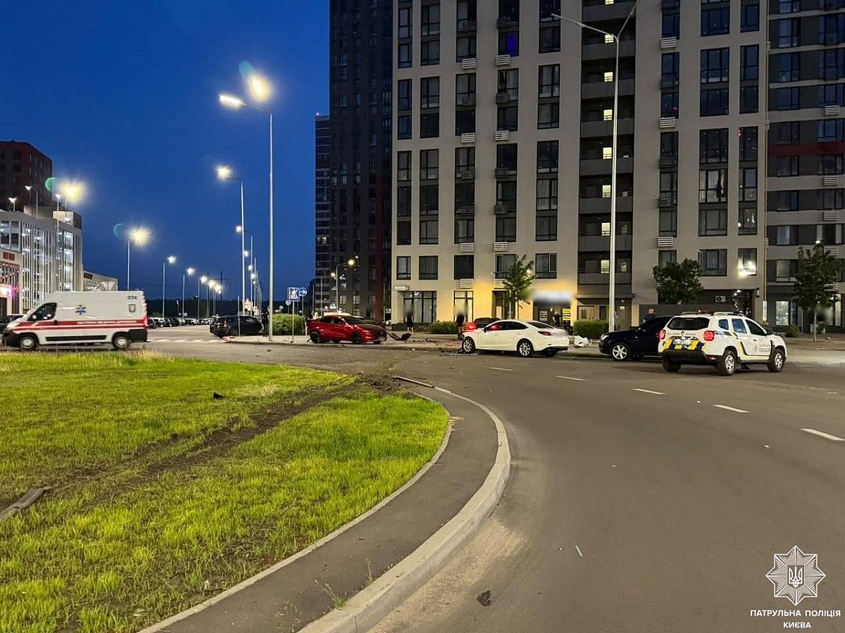 Пьяный подросток на Tesla разбил две припаркованные машины в Киеве Пьяный подросток на Tesla разбил две припаркованные машины в Киеве