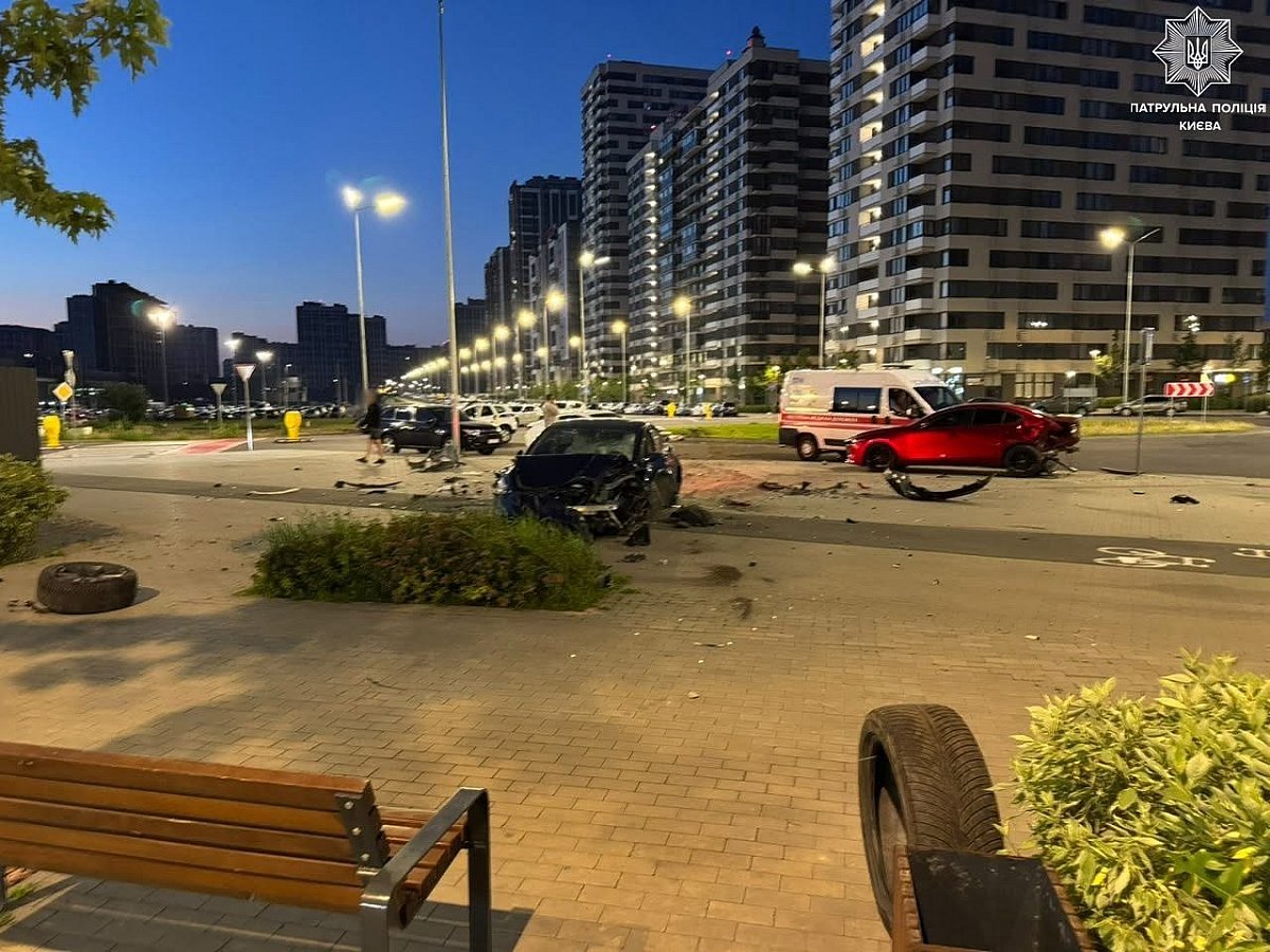 Пьяный подросток на Tesla разбил две припаркованные машины в Киеве Пьяный подросток на Tesla разбил две припаркованные машины в Киеве