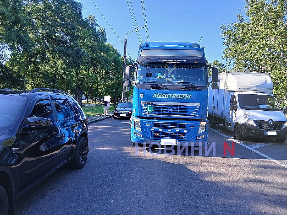 На Миколаївщині ввели обмеження для руху вантажівок через спеку На Миколаївщині ввели обмеження для руху вантажівок через спеку