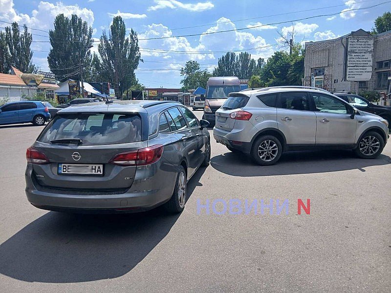 Возле рынка в Николаеве «Форд» врезался в «Опель» Возле рынка в Николаеве «Форд» врезался в «Опель»