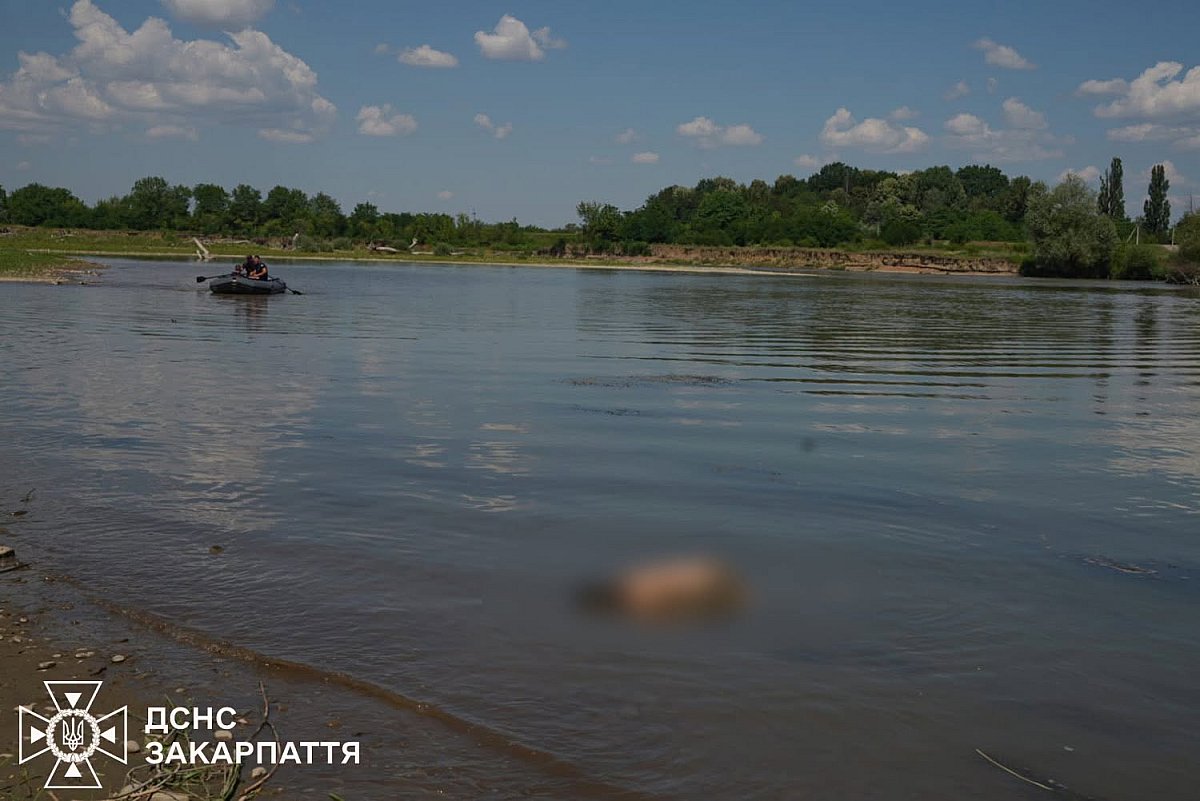 На Закарпатье в реке Тиса нашли тело 10-летнего мальчика, которого искали более двух суток На Закарпатье в реке Тиса нашли тело 10-летнего мальчика, которого искали более двух суток