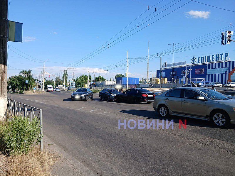 Возле «Эпицентра» в Николаеве столкнулись Geely и BMW Возле «Эпицентра» в Николаеве столкнулись Geely и BMW