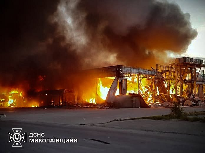 У Снігурівці після удару «Шахеда» згорів будівельний супермаркет: фото та відео з місця У Снігурівці після удару «Шахеда» згорів будівельний супермаркет: фото та відео з місця
