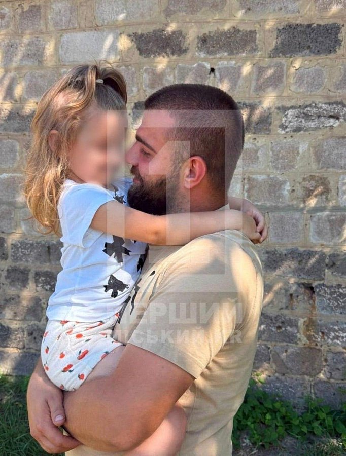 Мобилизованного отца-одиночку из Кривого Рога отпустили домой (видео) Мобилизованного отца-одиночку из Кривого Рога отпустили домой (видео)