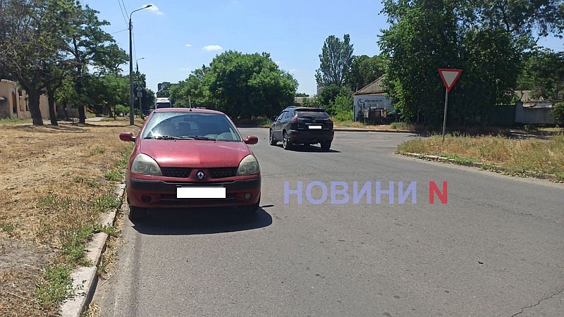 Mercedes та Renault зіткнулися на перехресті у Миколаєві Mercedes та Renault зіткнулися на перехресті у Миколаєві