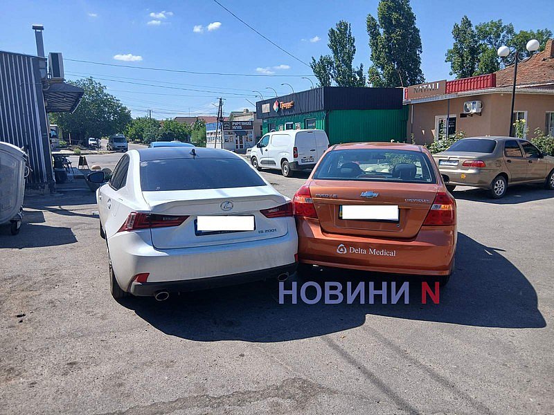 Chevrolet столкнулся с припаркованным Lexus в Николаеве Chevrolet столкнулся с припаркованным Lexus в Николаеве