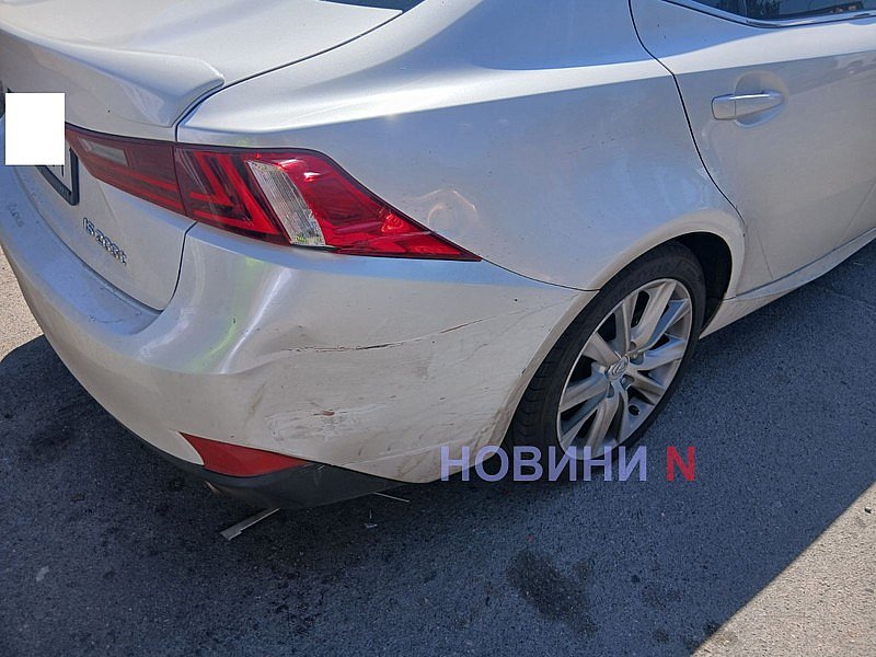 Chevrolet столкнулся с припаркованным Lexus в Николаеве Chevrolet столкнулся с припаркованным Lexus в Николаеве