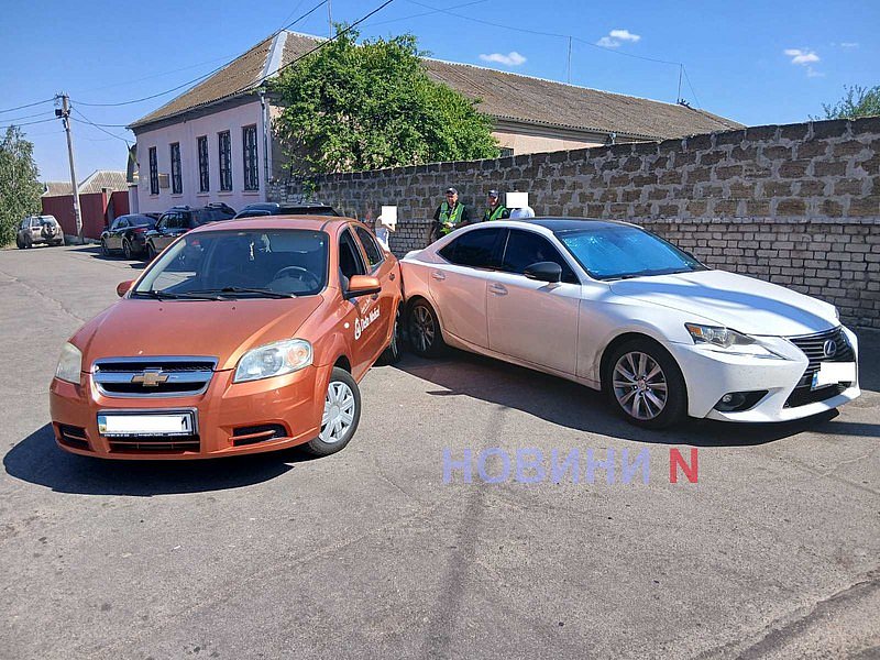 Chevrolet столкнулся с припаркованным Lexus в Николаеве Chevrolet столкнулся с припаркованным Lexus в Николаеве