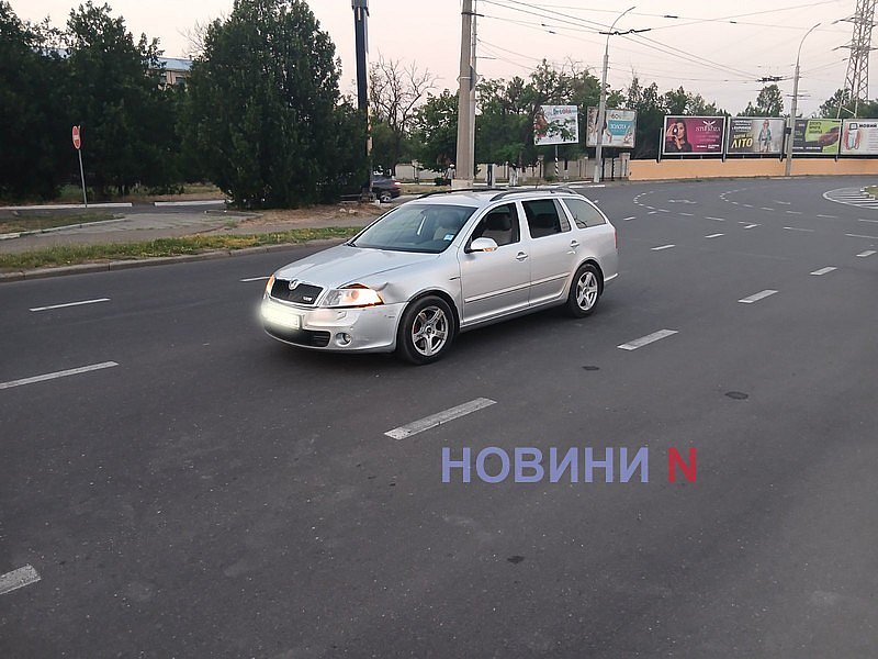 В Николаеве столкнулись два автомобиля: один из водителей сбежал В Николаеве столкнулись два автомобиля: один из водителей сбежал
