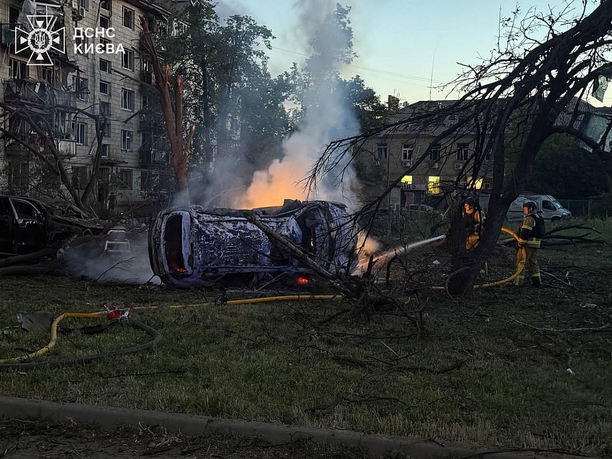 Массированная атака на Киев: погибли 10 человек, более 30 пострадали, разрушены дома и гостиница (фото) Массированная атака на Киев: погибли 10 человек, более 30 пострадали, разрушены дома и гостиница (фото)
