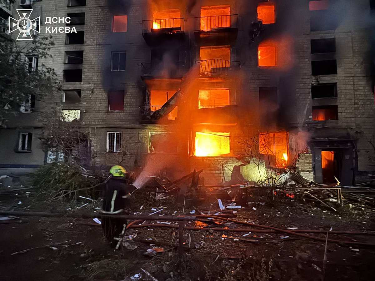 Массированная атака на Киев: погибли 10 человек, более 30 пострадали, разрушены дома и гостиница (фото) Массированная атака на Киев: погибли 10 человек, более 30 пострадали, разрушены дома и гостиница (фото)