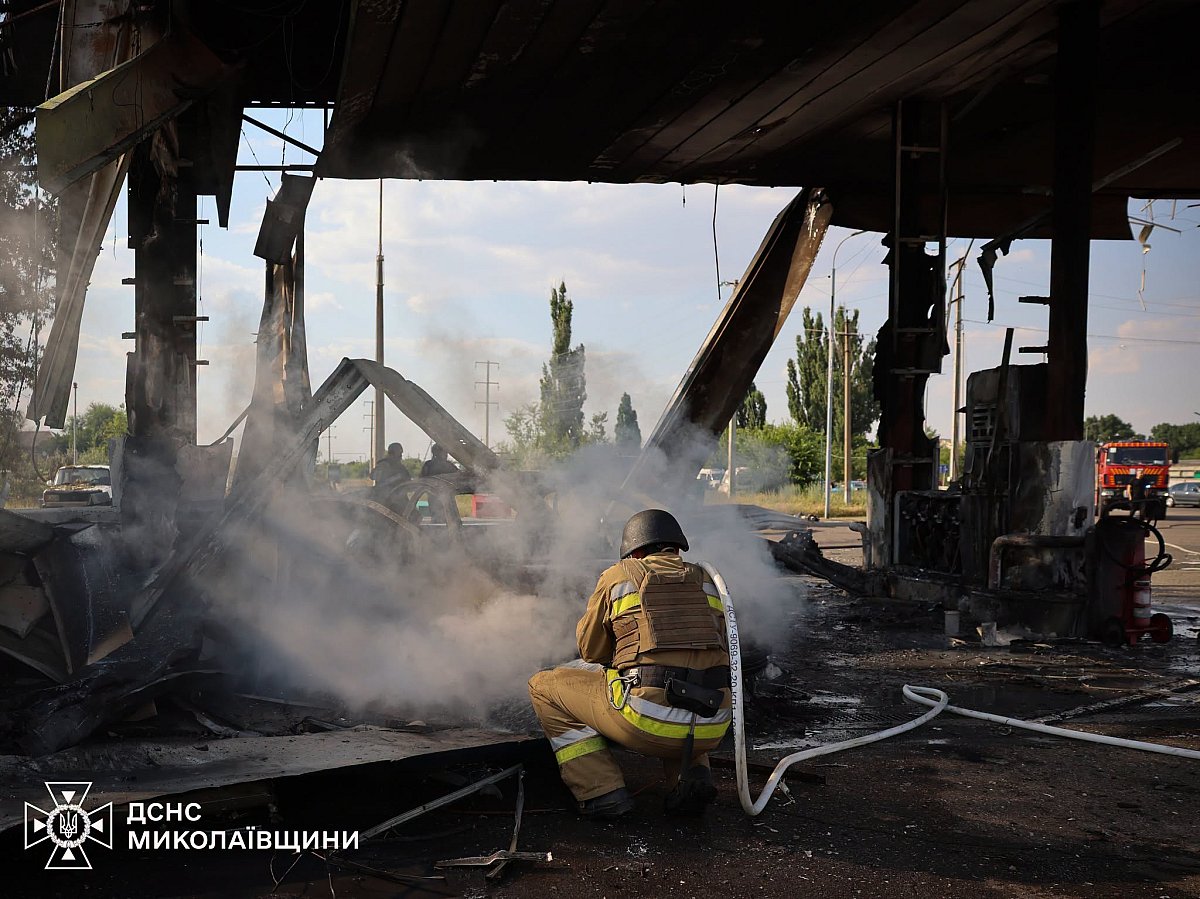 Спасатели показали фото последствий удара по АЗС в Николаевской области Спасатели показали фото последствий удара по АЗС в Николаевской области