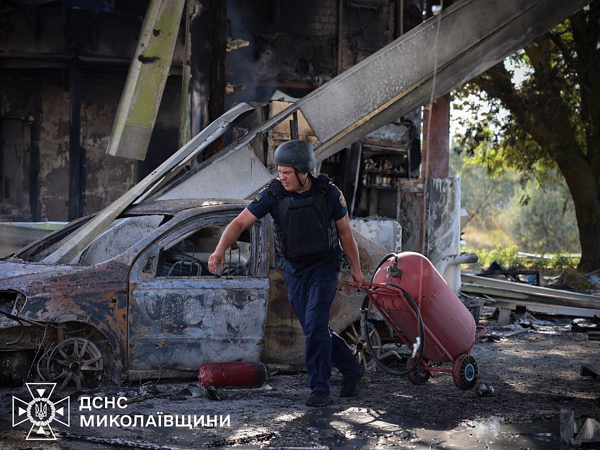 Спасатели показали фото последствий удара по АЗС в Николаевской области Спасатели показали фото последствий удара по АЗС в Николаевской области