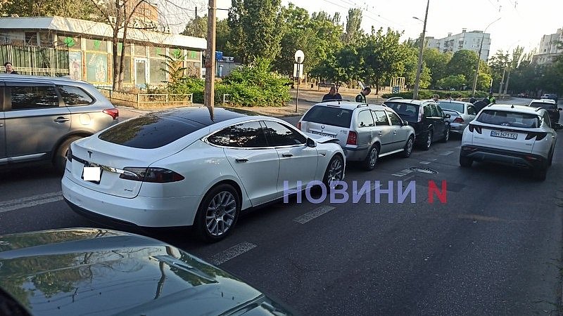 Семь автомобилей столкнулись на одной улице в Николаеве Семь автомобилей столкнулись на одной улице в Николаеве