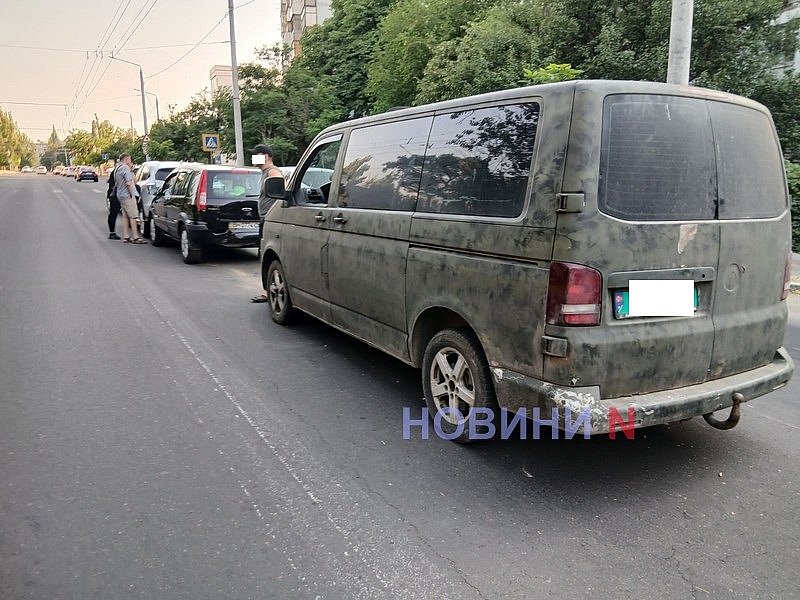 Семь автомобилей столкнулись на одной улице в Николаеве Семь автомобилей столкнулись на одной улице в Николаеве