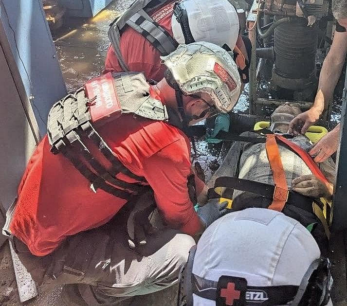 Волонтеры «Красного креста» показали, как спасали раненых на месте вражеского удара в Николаеве (фото) Волонтеры «Красного креста» показали, как спасали раненых на месте вражеского удара в Николаеве (фото)