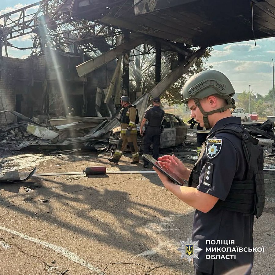 Загинув відвідувач АЗС у Миколаївській області - подробиці поліції Загинув відвідувач, згоріли два автомобіля: подробиці ворожого удару по АЗС у Миколаївській області