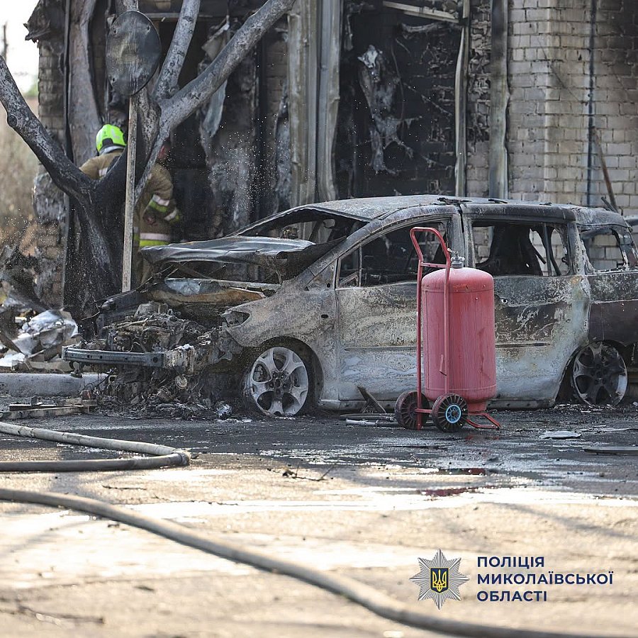Загинув відвідувач АЗС у Миколаївській області - подробиці поліції Загинув відвідувач, згоріли два автомобіля: подробиці ворожого удару по АЗС у Миколаївській області