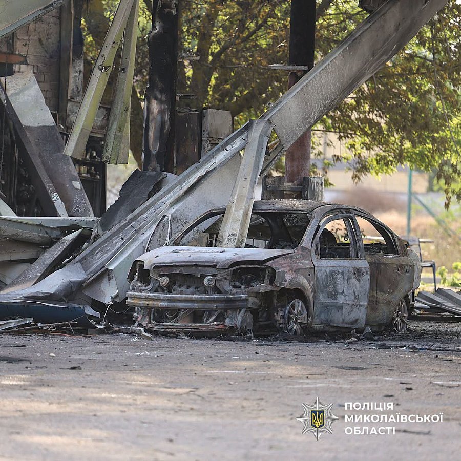 Загинув відвідувач АЗС у Миколаївській області - подробиці поліції Загинув відвідувач, згоріли два автомобіля: подробиці ворожого удару по АЗС у Миколаївській області