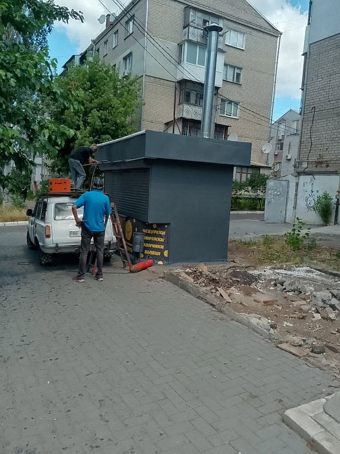 Установили киоск с чебуреками и разобрали тротуар - николаевцы возмущены Установили киоск с чебуреками и разобрали тротуар - николаевцы возмущены