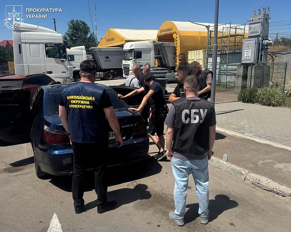 «Оптом дешевле»: в Николаевской области задержали дельца, продавшего три авто для ВСУ за 17 тысяч долларов «Оптом дешевле»: в Николаевской области задержали дельца, продавшего три авто для ВСУ за 17 тысяч долларов