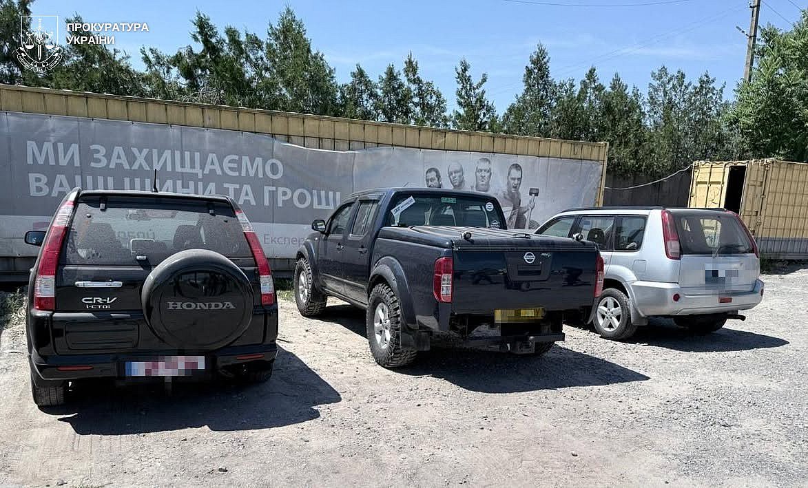 «Оптом дешевле»: в Николаевской области задержали дельца, продавшего три авто для ВСУ за 17 тысяч долларов «Оптом дешевле»: в Николаевской области задержали дельца, продавшего три авто для ВСУ за 17 тысяч долларов