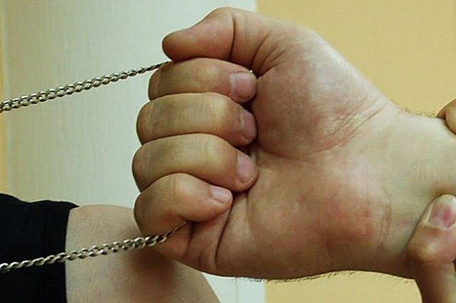 На Намыве у женщины сорвали с шеи золотую и серебряную цепочки На Намыве у женщины сорвали с шеи золотую и серебряную цепочки