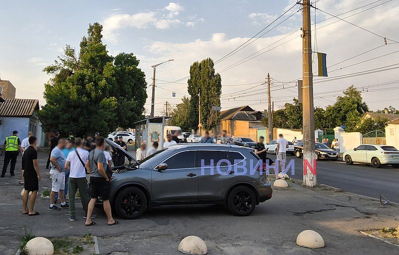В Николаеве возле ТЦК собрались десятки таксистов: требуют отдать задержанного коллегу В Николаеве возле ТЦК собрались десятки таксистов: требуют отдать задержанного коллегу