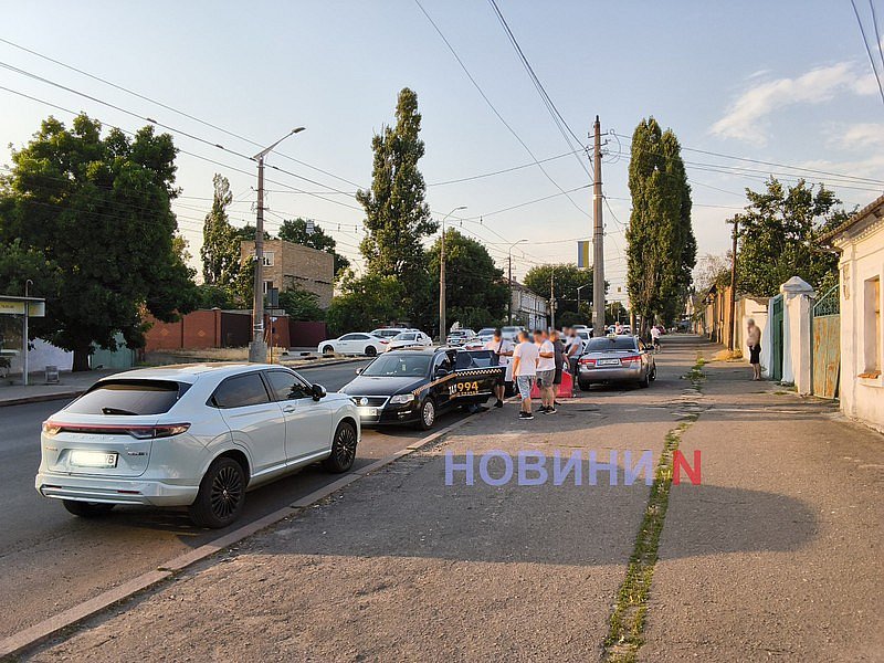 В Николаеве возле ТЦК собрались десятки таксистов: требуют отдать задержанного коллегу В Николаеве возле ТЦК собрались десятки таксистов: требуют отдать задержанного коллегу
