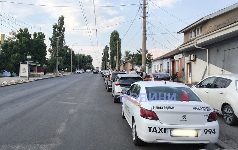 В Николаеве возле ТЦК собрались десятки таксистов: требуют отдать задержанного коллегу В Николаеве возле ТЦК собрались десятки таксистов: требуют отдать задержанного коллегу