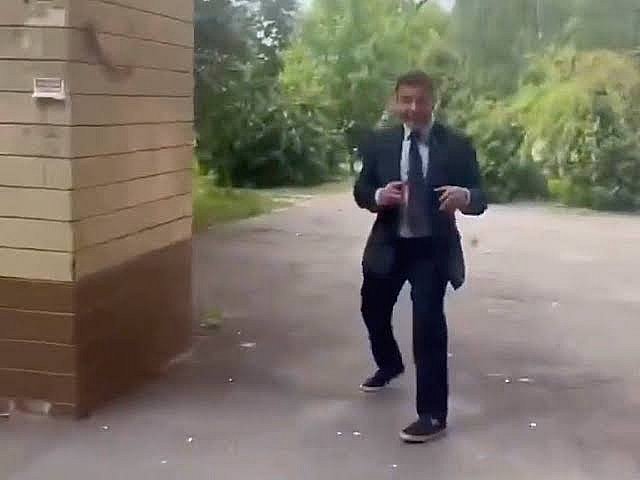Нардепа Тищенко закидал помидорами защитник Азовстали (видео) Нардепа Тищенко закидал помидорами защитник Азовстали (видео)