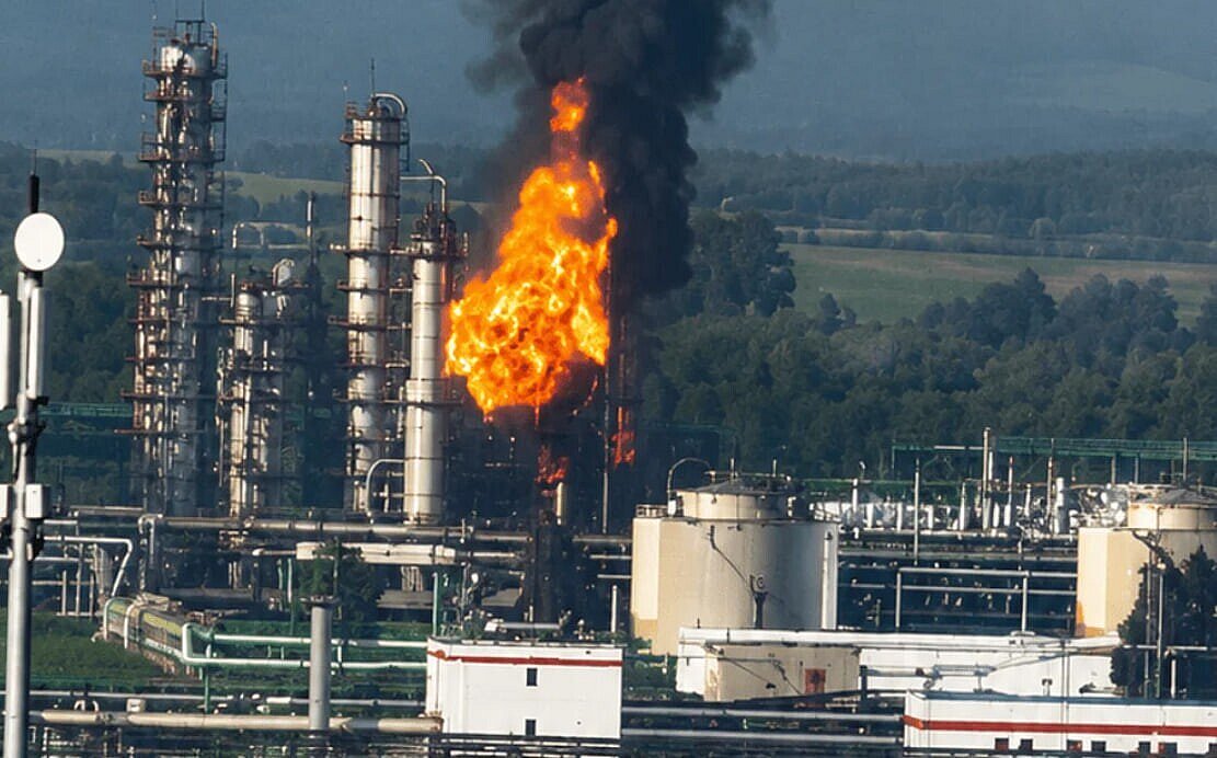 Крупнейший нефтезавод "Лукойла" из-за атаки БПЛА прекратил работу Крупнейший нефтезавод "Лукойла" из-за атаки БПЛА прекратил работу