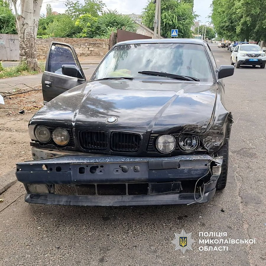 У Миколаєві BMW врізався у припаркований автомобіль: жінка госпіталізована У Миколаєві BMW врізався у припаркований автомобіль: жінка госпіталізована