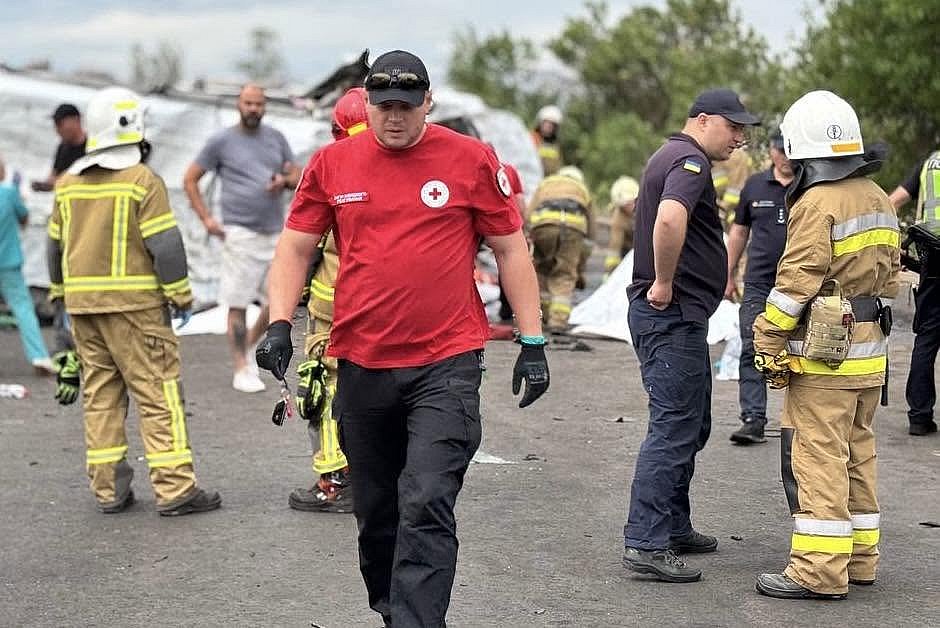Волонтеры Красного Креста показали, как помогали пострадавшим в смертельном ДТП на трассе под Николаевом Волонтеры Красного Креста показали, как помогали пострадавшим в смертельном ДТП на трассе под Николаевом