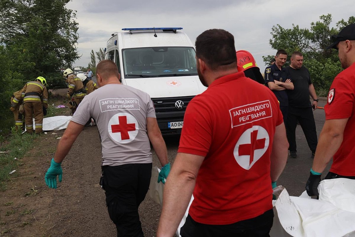 Волонтеры Красного Креста показали, как помогали пострадавшим в смертельном ДТП на трассе под Николаевом Волонтеры Красного Креста показали, как помогали пострадавшим в смертельном ДТП на трассе под Николаевом