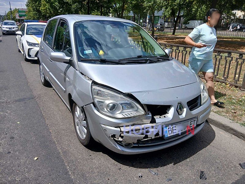 В центре Николаева «Рено» врезался в «Хонду»: движение затруднено В центре Николаева «Рено» врезался в «Хонду»: движение затруднено