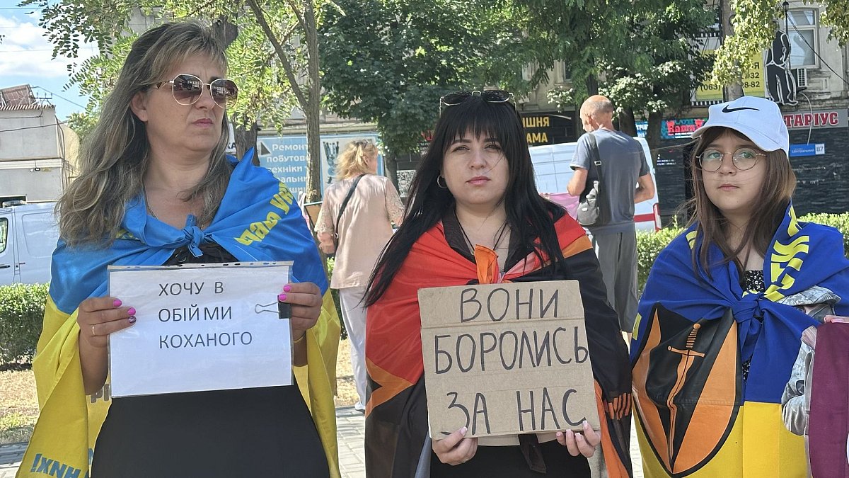 В Николаеве около 150 человек напомнили о военнопленных и пропавших без вести В Николаеве около 150 человек напомнили о военнопленных и пропавших без вести