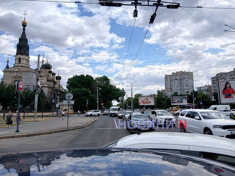 В центре Николаева большая пробка: столкнулись «Пежо» и «Фольксваген» В центре Николаева большая пробка: столкнулись «Пежо» и «Фольксваген»