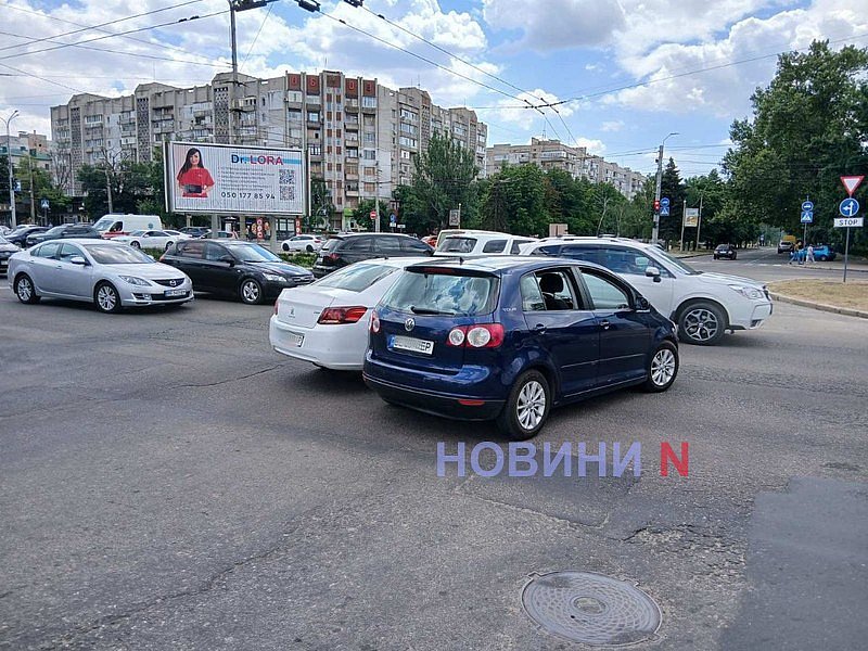 В центре Николаева большая пробка: столкнулись «Пежо» и «Фольксваген» В центре Николаева большая пробка: столкнулись «Пежо» и «Фольксваген»
