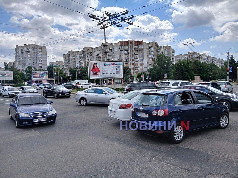 В центре Николаева большая пробка: столкнулись «Пежо» и «Фольксваген» В центре Николаева большая пробка: столкнулись «Пежо» и «Фольксваген»