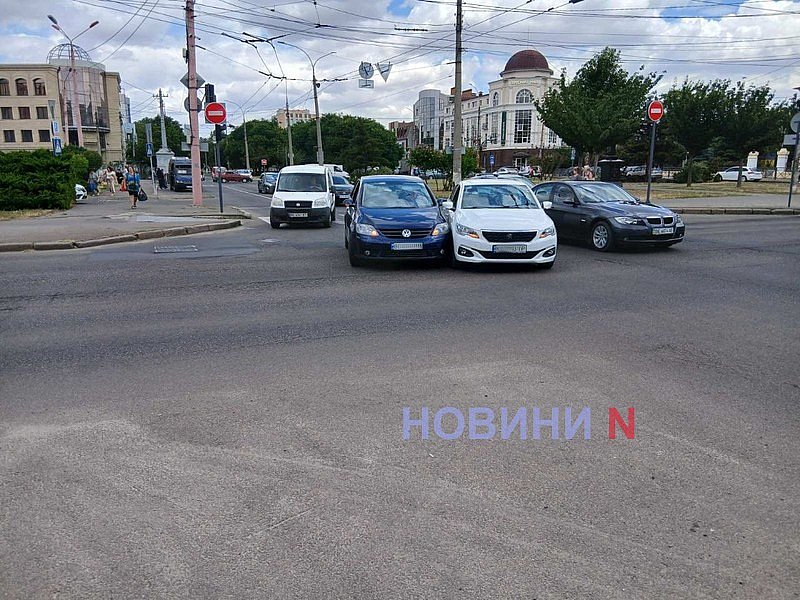 В центре Николаева большая пробка: столкнулись «Пежо» и «Фольксваген» В центре Николаева большая пробка: столкнулись «Пежо» и «Фольксваген»