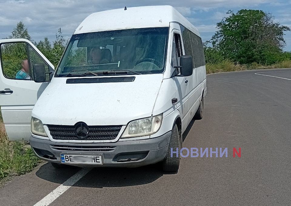 Под Николаевом люди простояли 6 часов под солнцем - водителя маршрутки увезли в ТЦК Под Николаевом люди простояли 6 часов под солнцем - водителя маршрутки увезли в ТЦК