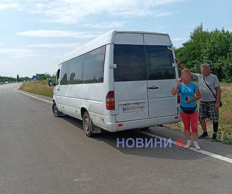Под Николаевом люди простояли 6 часов под солнцем - водителя маршрутки увезли в ТЦК Под Николаевом люди простояли 6 часов под солнцем - водителя маршрутки увезли в ТЦК