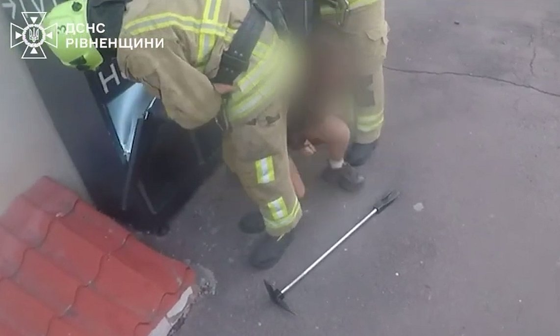В Ровно 15-летняя девушка застряла в ячейке поштомата (видео) В Ровно 15-летняя девушка застряла в ячейке поштомата (видео)