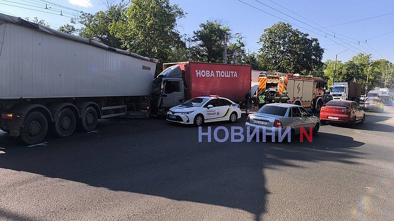 Фура и грузовик «Новой почты» столкнулись в центре Николаева: дорога залита топливом, огромные пробки Фура и грузовик «Новой почты» столкнулись в центре Николаева: дорога залита топливом, огромные пробки
